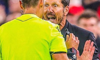 输不起？马竞遭绝杀后西蒙尼染红他朝球迷看台竖中指