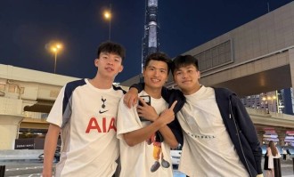 U22国足训练后游迪拜！海港铁卫偶遇巴萨新星，王钰栋穿热刺球衣